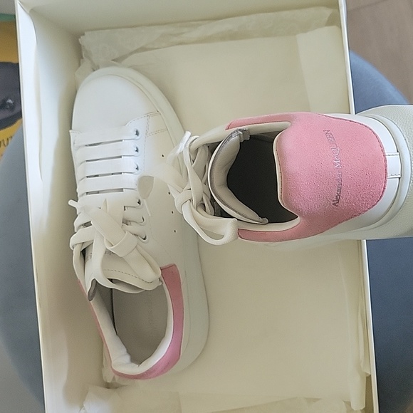 Alexander McQueen Sneakers in light pink and white. - Picture 5 of 9